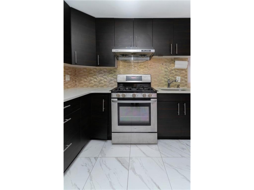 Spacious 1-bedroom condo located in a well-maintained complex in - photo 4