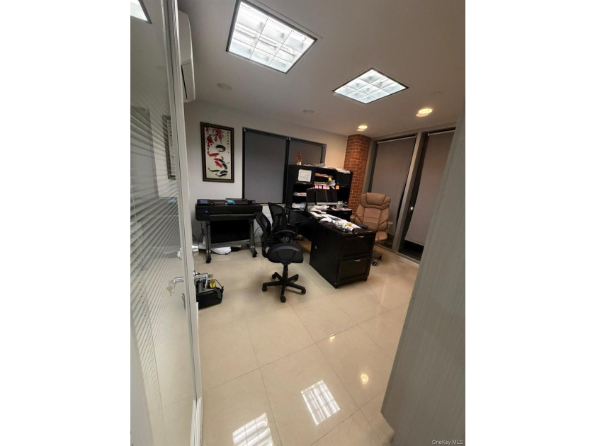 Prime Flushing Commercial Offices for Sale. 15 Minutes Walking - photo 2