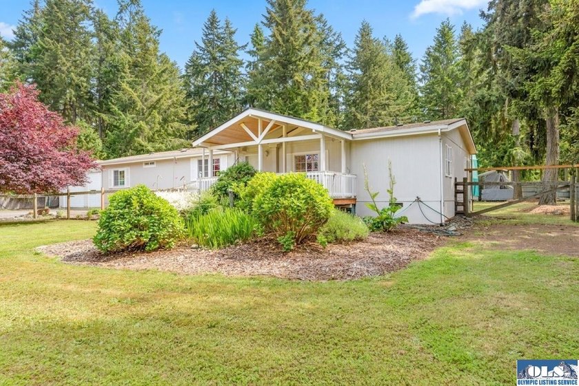 Welcome home to this beautifully maintained 3-bedroom, 2-bath - photo 2
