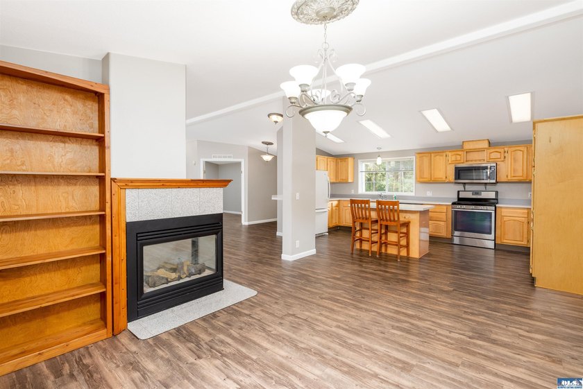 Welcome home to this beautifully maintained 3-bedroom, 2-bath - photo 8