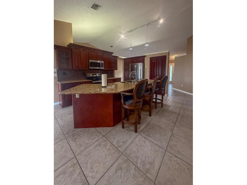 Beautiful and spacious 3 bedroom, 2 bath home with a 2 car - photo 14