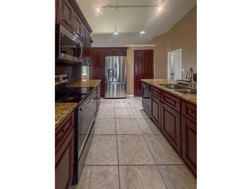 Beautiful and spacious 3 bedroom, 2 bath home with a 2 car - photo 15