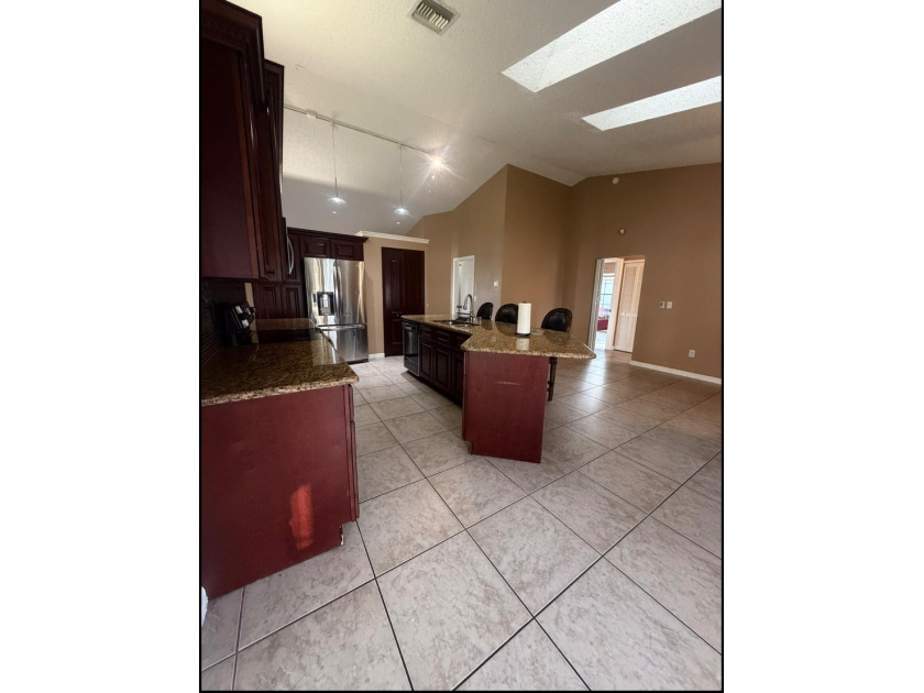 Beautiful and spacious 3 bedroom, 2 bath home with a 2 car - photo 16