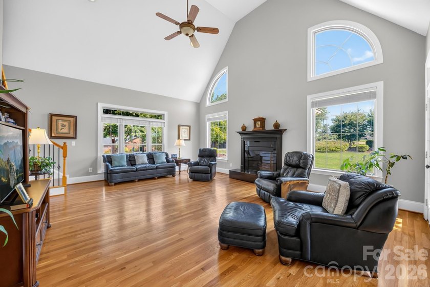 Welcome home to this stunning, all-brick custom-built residence - photo 22