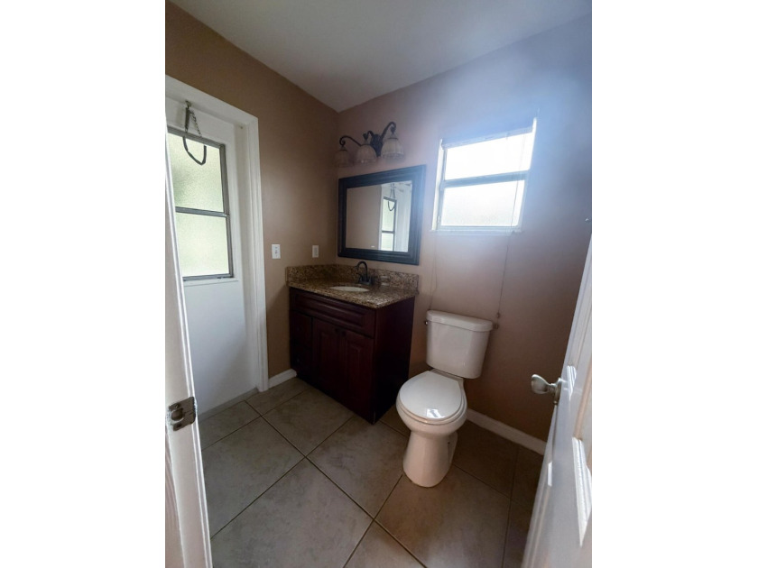 Beautiful and spacious 3 bedroom, 2 bath home with a 2 car - photo 28