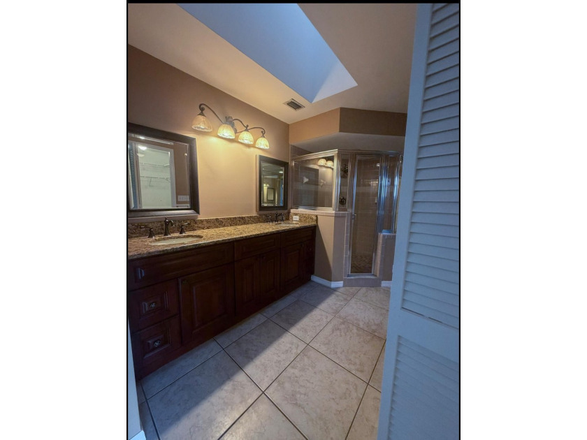 Beautiful and spacious 3 bedroom, 2 bath home with a 2 car - photo 30