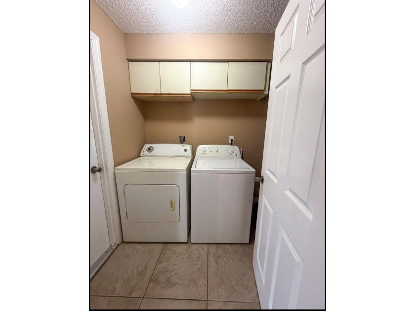 Beautiful and spacious 3 bedroom, 2 bath home with a 2 car - photo 37
