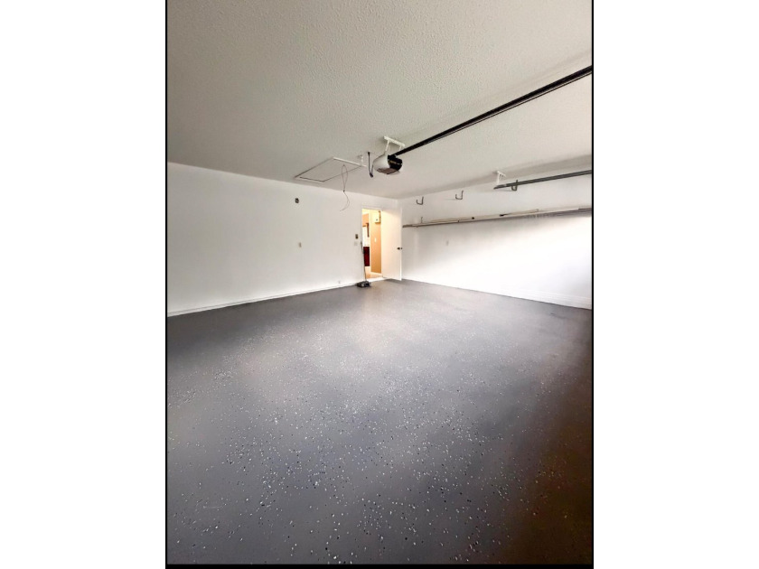 Beautiful and spacious 3 bedroom, 2 bath home with a 2 car - photo 39