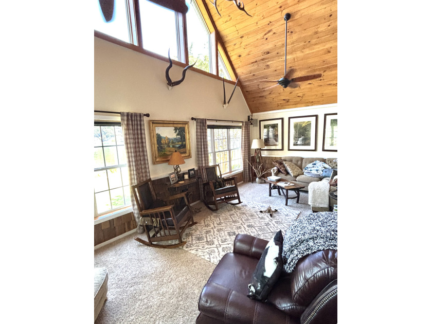 large Cozy great room featuring gorgeous mtn and lake views - photo 5