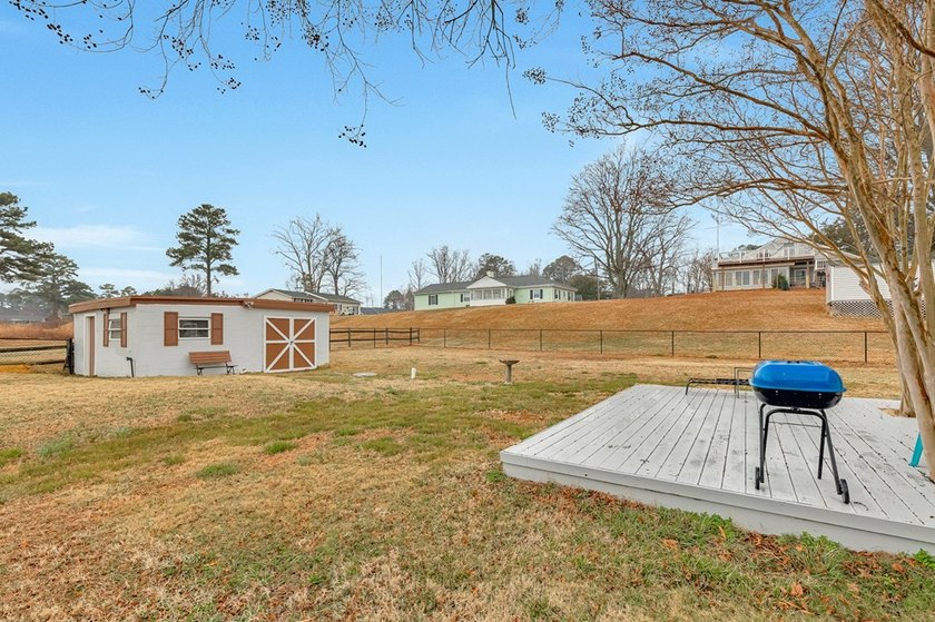 Renovated 4 Bedroom cottage in Rappahannock River Estates! Only - photo 33