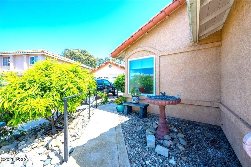 Welcome to easy living in this charming single-story home - photo 3