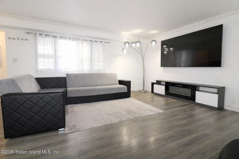GORGEOUS BIG 3 BEDROOM 2 BATHROOM END UNIT CONDO. IT'S AN - photo 6