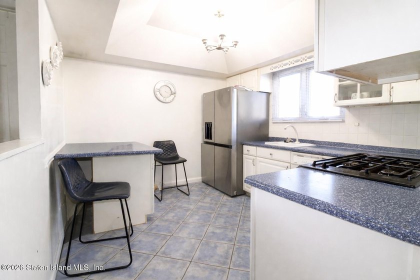 GORGEOUS BIG 3 BEDROOM 2 BATHROOM END UNIT CONDO. IT'S AN - photo 8