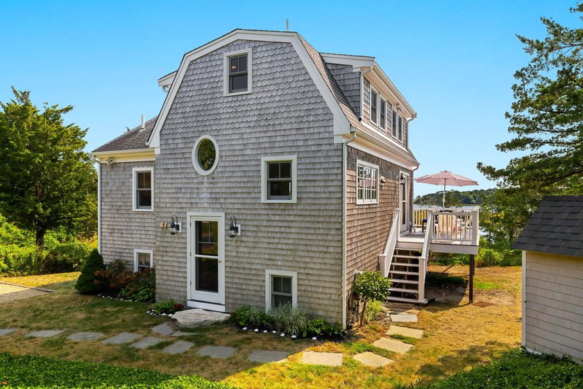 A waterfront gem, where your back yard meets the water's edge in - photo 3