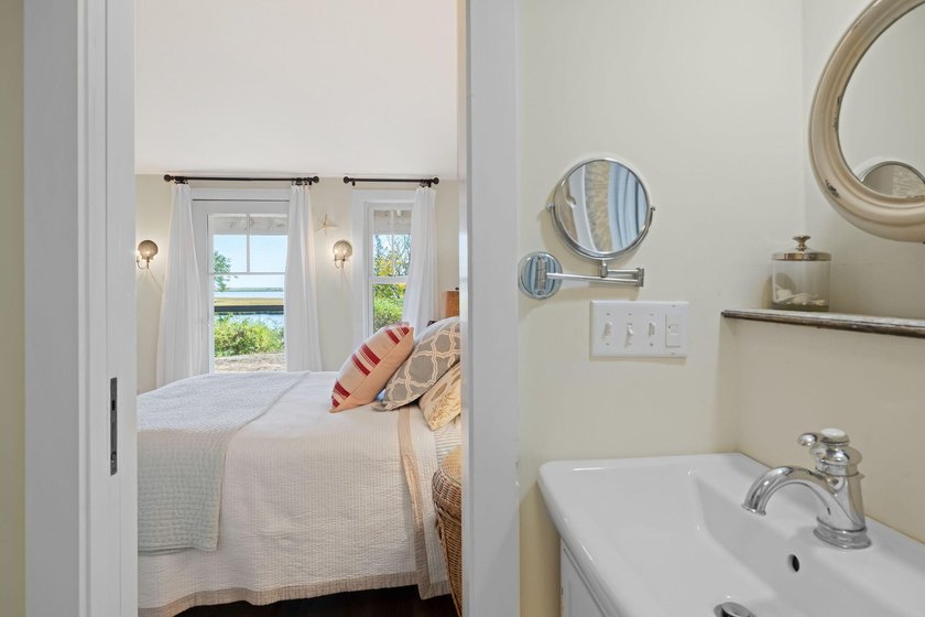 A waterfront gem, where your back yard meets the water's edge in - photo 6