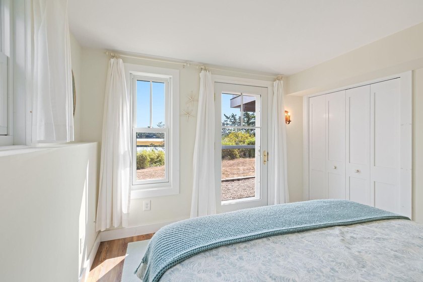 A waterfront gem, where your back yard meets the water's edge in - photo 7