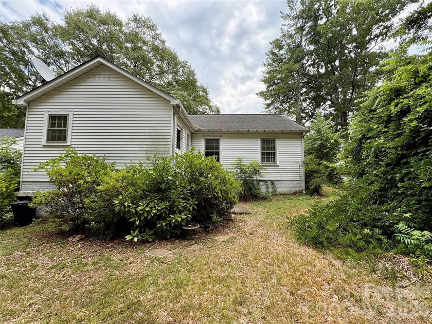 Just hit the market and has SO much potential! Come live, work - photo 4