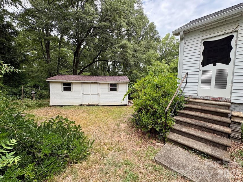 Just hit the market and has SO much potential! Come live, work - photo 5
