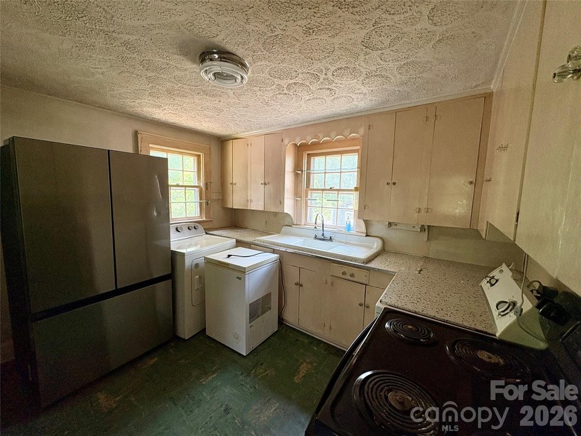 Just hit the market and has SO much potential! Come live, work - photo 7