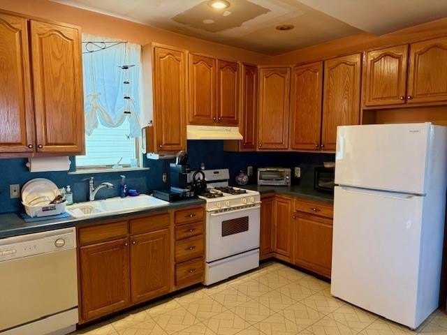 Prime Gerritsen Beach location!! This well-maintained 2 Bedroom - photo 3