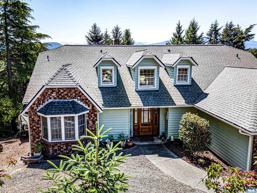 Beautifully maintained home with unobstructed mountain views - photo 3