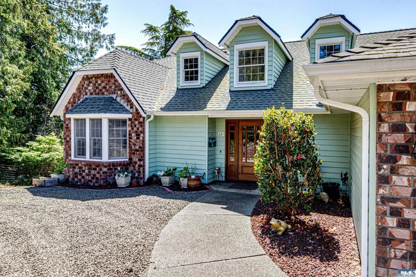 Beautifully maintained home with unobstructed mountain views - photo 4
