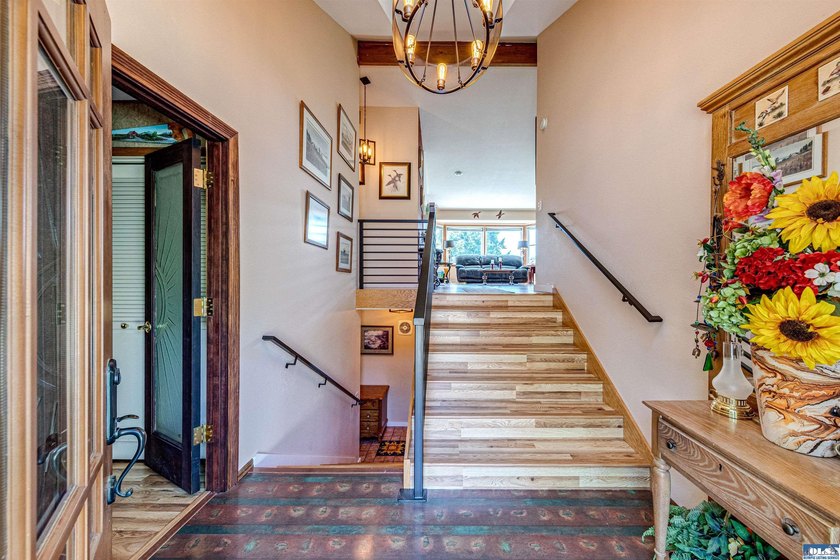 Beautifully maintained home with unobstructed mountain views - photo 6