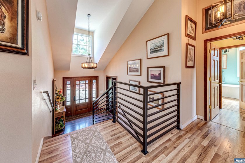 Beautifully maintained home with unobstructed mountain views - photo 7