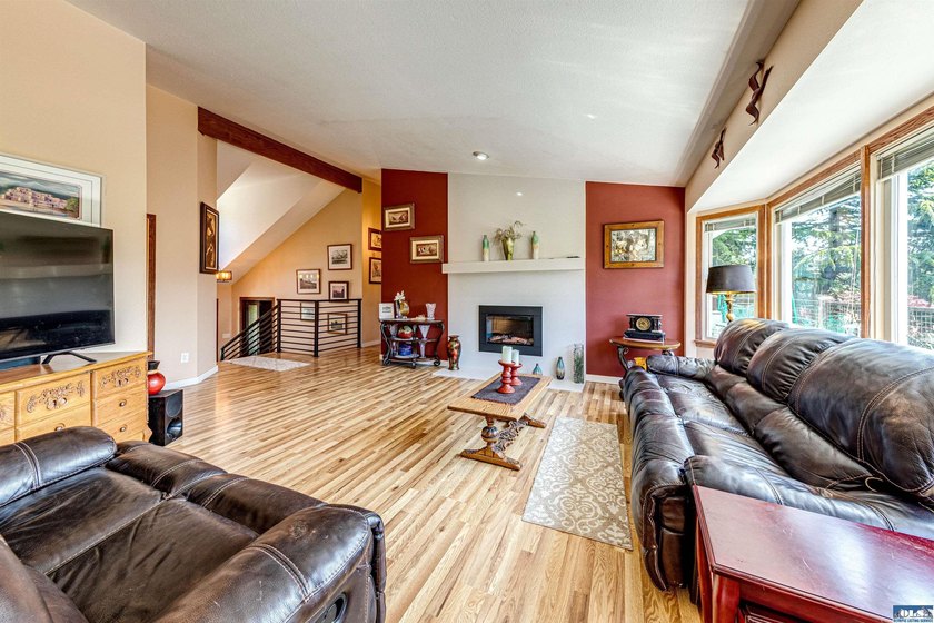 Beautifully maintained home with unobstructed mountain views - photo 8