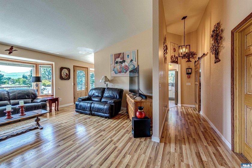 Beautifully maintained home with unobstructed mountain views - photo 9