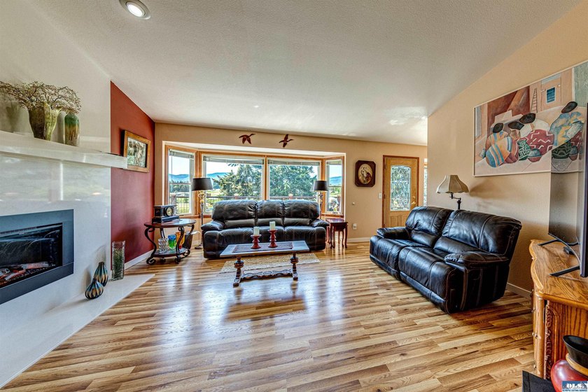 Beautifully maintained home with unobstructed mountain views - photo 10