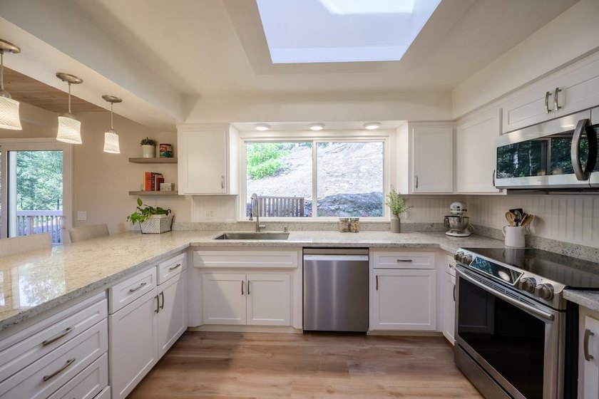 Beautifully updated custom home with breathtaking valley and - photo 32