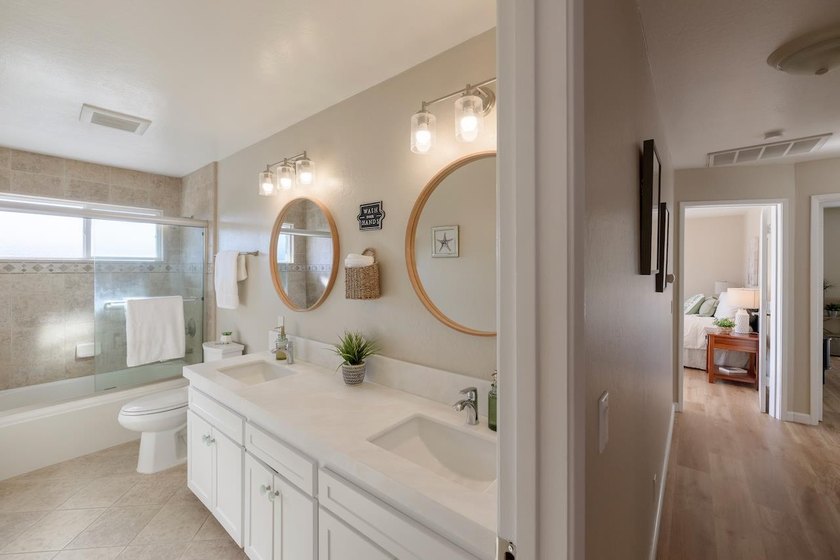Beautifully updated custom home with breathtaking valley and - photo 43