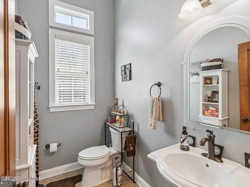 Immaculate and beautifully appointed, this luxury residence - photo 47