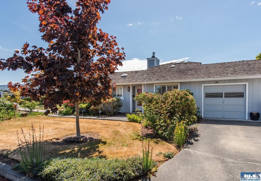 Single-level 2 bedroom, 2 bath condo with no age restriction in - photo 2