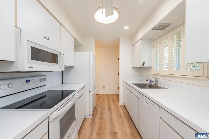 Single-level 2 bedroom, 2 bath condo with no age restriction in - photo 5