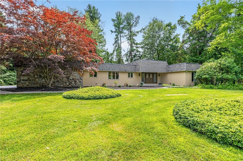 LOCATION, LIFESTYLE &amp; LUXURY - ALL IN ONE! Nestled in a quiet - photo 2