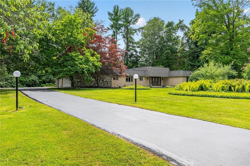 LOCATION, LIFESTYLE &amp; LUXURY - ALL IN ONE! Nestled in a quiet - photo 4