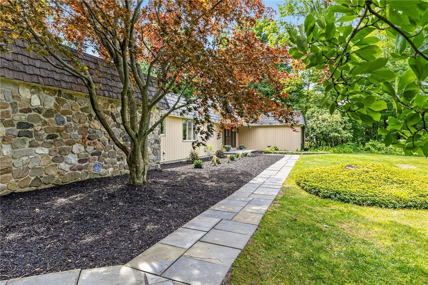 LOCATION, LIFESTYLE &amp; LUXURY - ALL IN ONE! Nestled in a quiet - photo 6