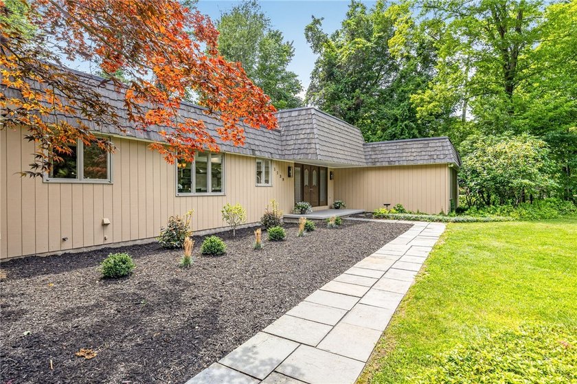 LOCATION, LIFESTYLE &amp; LUXURY - ALL IN ONE! Nestled in a quiet - photo 7