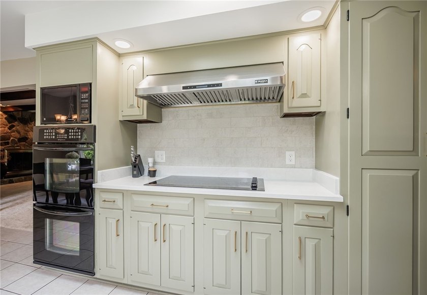 LOCATION, LIFESTYLE &amp; LUXURY - ALL IN ONE! Nestled in a quiet - photo 9