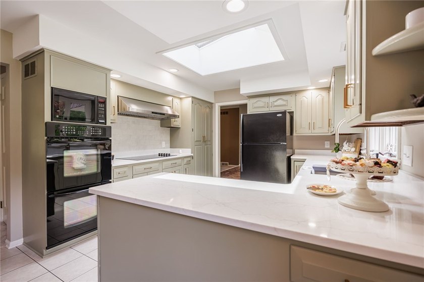 LOCATION, LIFESTYLE &amp; LUXURY - ALL IN ONE! Nestled in a quiet - photo 10