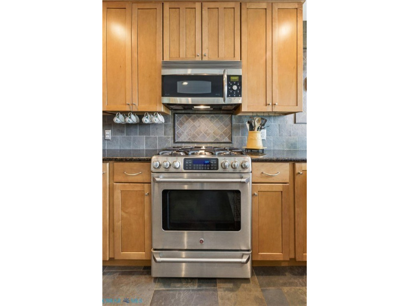 Step into this beautifully updated condo just in time for summer - photo 9