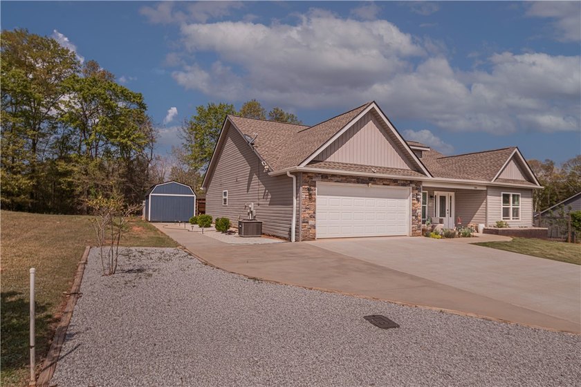 COZY in the COUNTRY! This home is immaculate and has so many - photo 2