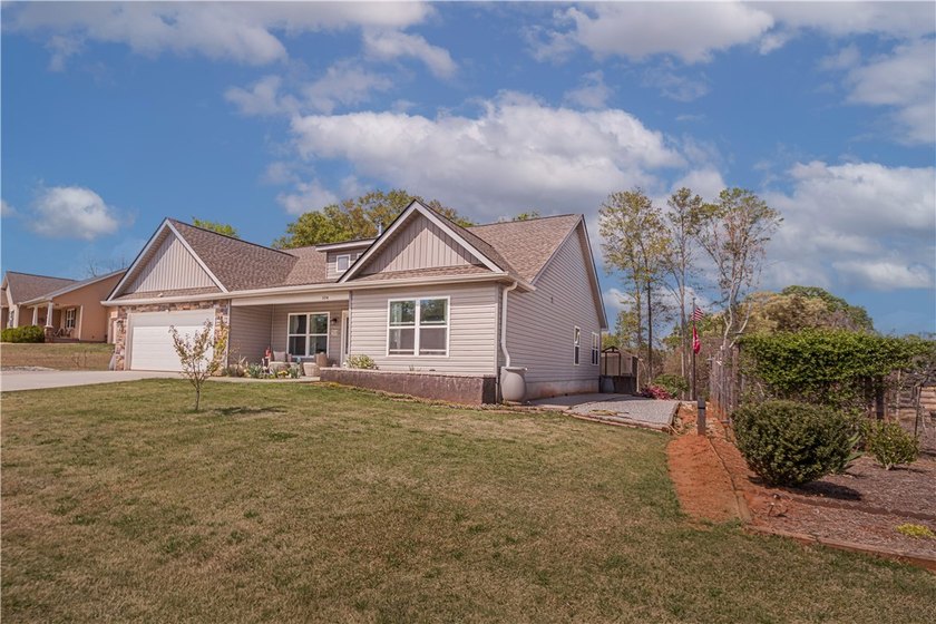 COZY in the COUNTRY! This home is immaculate and has so many - photo 3
