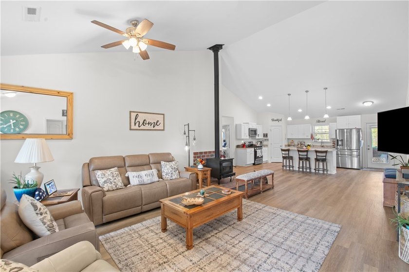 COZY in the COUNTRY! This home is immaculate and has so many - photo 5
