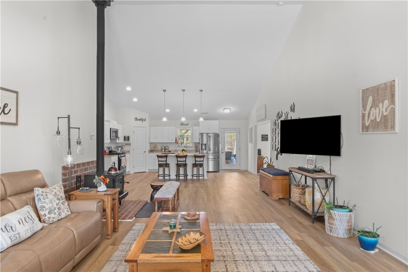 COZY in the COUNTRY! This home is immaculate and has so many - photo 6
