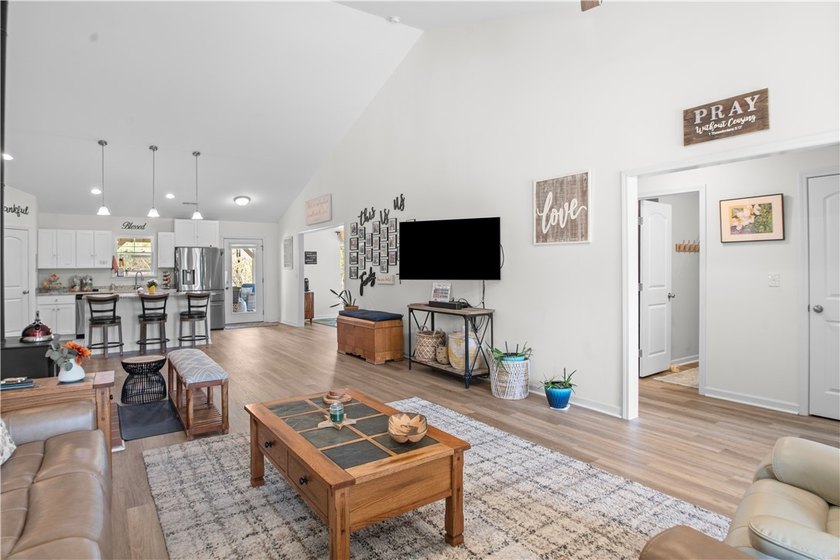 COZY in the COUNTRY! This home is immaculate and has so many - photo 7