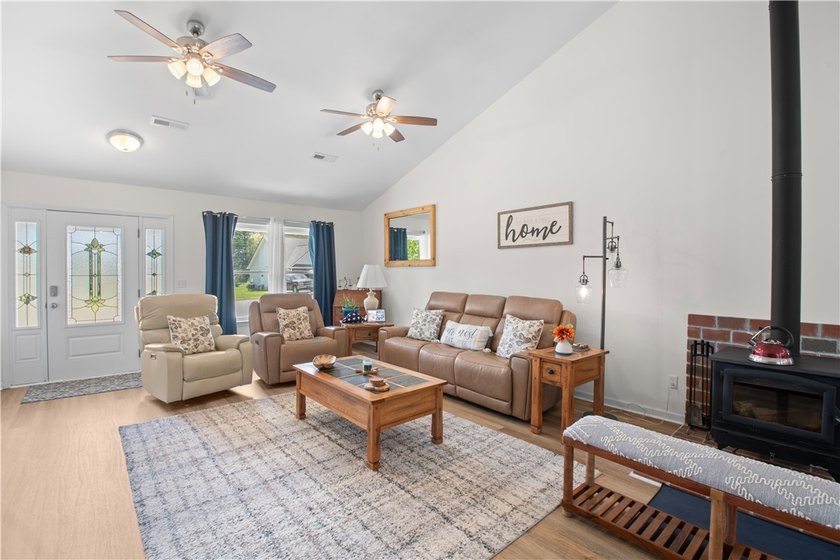 COZY in the COUNTRY! This home is immaculate and has so many - photo 8