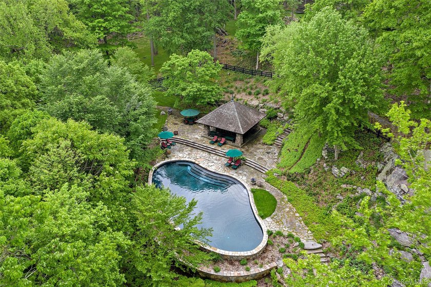 SHINGLE &amp; STONE. Long, gated drive to private hilltop setting - photo 3